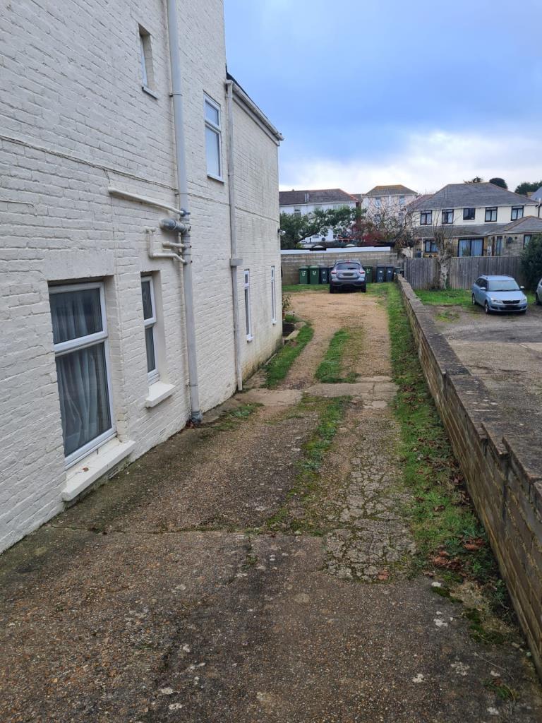 Lot: 32 - TOWN CENTRE SEVEN FLAT FREEHOLD RESIDENTIAL INVESTMENT - 
